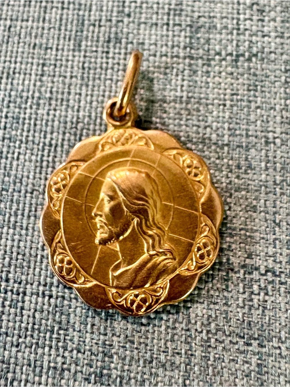 Italian UnoAErre Dio Ti Protegga 18K (750) Gold Medal Pendant